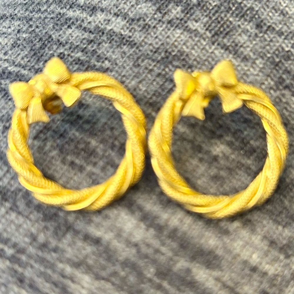 1979 Vintage AVON Earrings Christmas Wreath Bow Twisted Rope Gold Tone